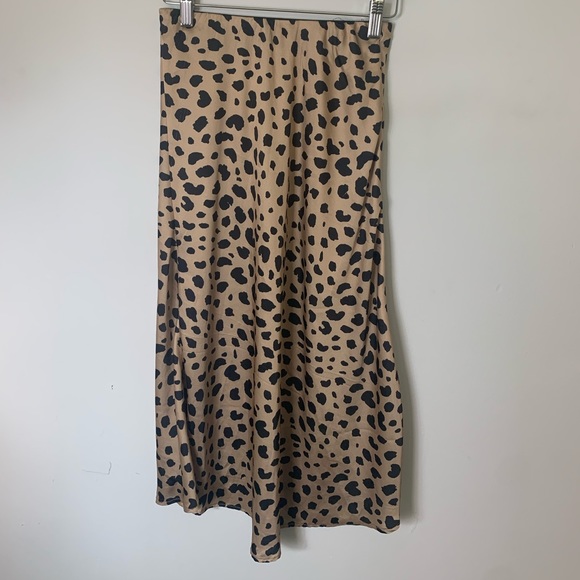Leopard print slip skirt with elastic waistband. Tag says M but I think it’s a S - Picture 2 of 5